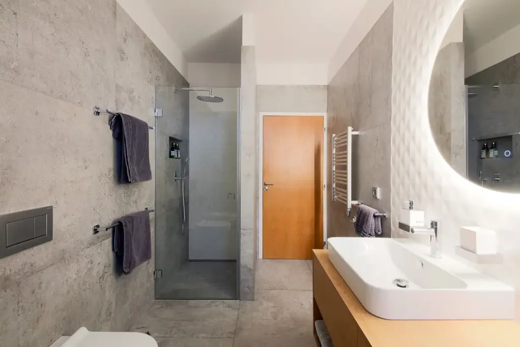 Betonový obklad v moderní koupelně v rodinném domě/ Interiérový designer Praha Olina Puchalová