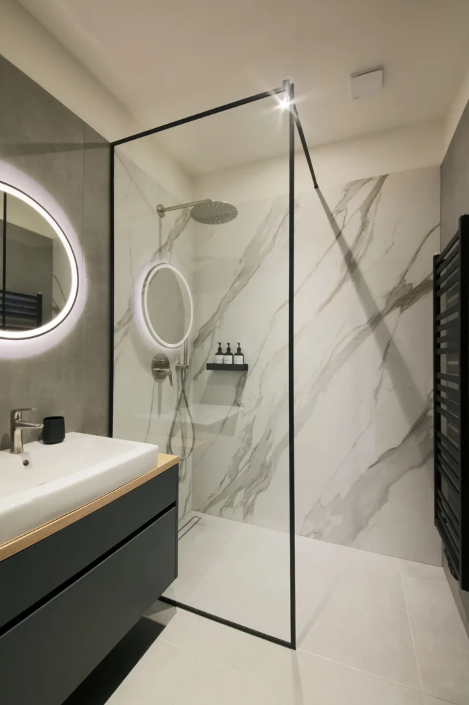 Velkoformatové mramorové obklady v koupelně/ Interiérový designer Praha Olina Puchalová