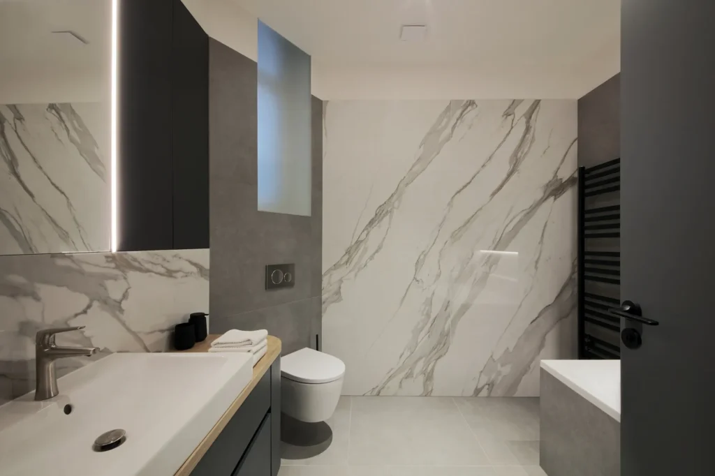 Mramorové velkoformaty v koupelně v historickém bytě/ Interiérový designer Praha Olina Puchalová