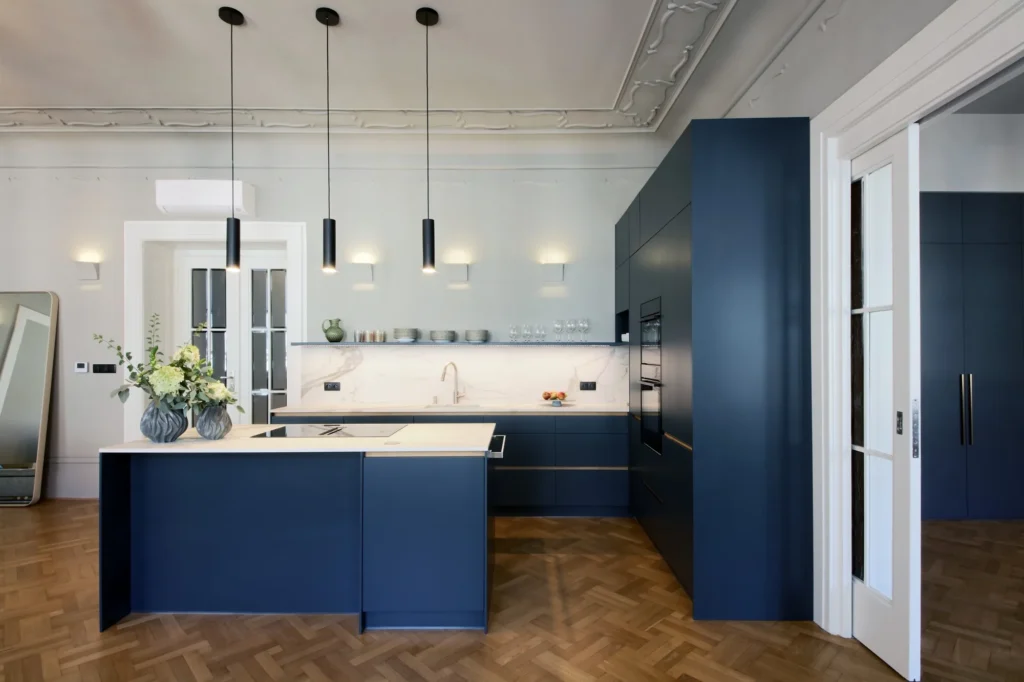 Luxusní černá kuchyně/ Interiérový designer Praha a okolí Olina Puchalová, Delicato Design
