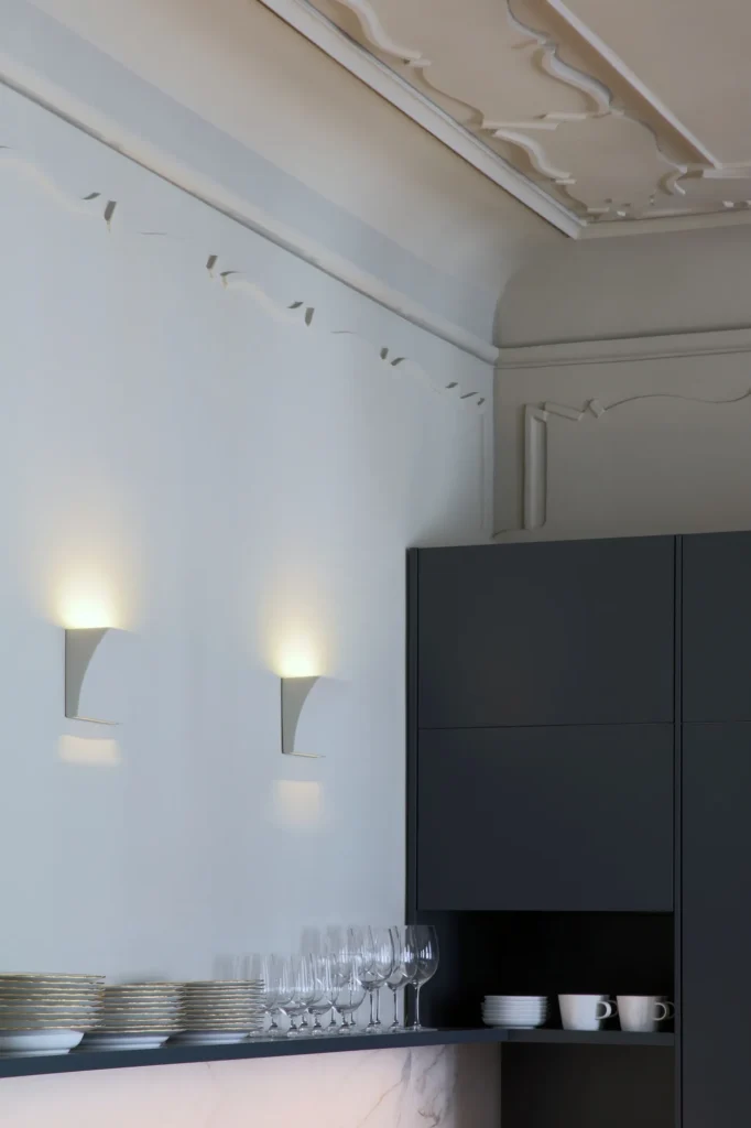 Luxusní černá kuchyně v kombinaci s mramorem/ Interiérový design Praha Olina Puchalová