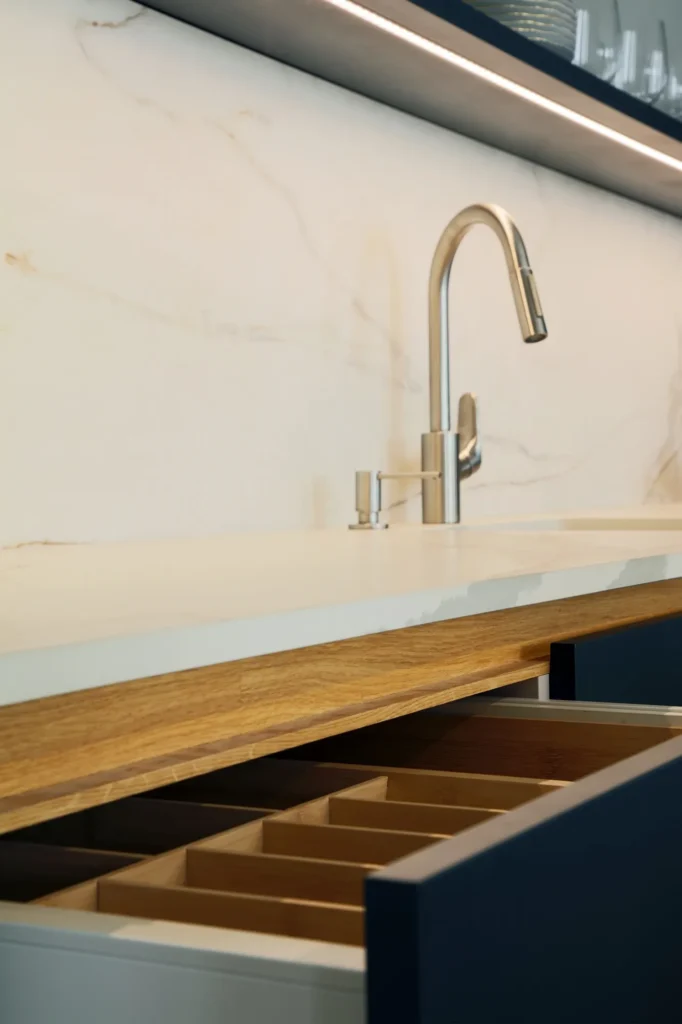 Luxusní černá kuchyně v kombinaci s dubovými úchyty/ Interiérový design Praha Olina Puchalová