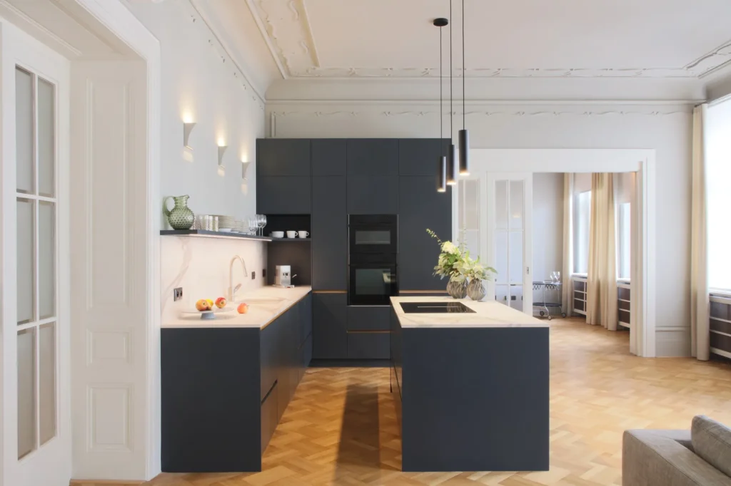 Luxusní černá kuchyně v kombinaci s mramorem a dubem/ Interiérový designer Praha a okolí Olina Puchalová