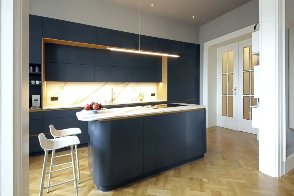 Luxusní tmavě modrá kuchyně s ostrůvkem/ Design interiéru Praha Olina Puchalová