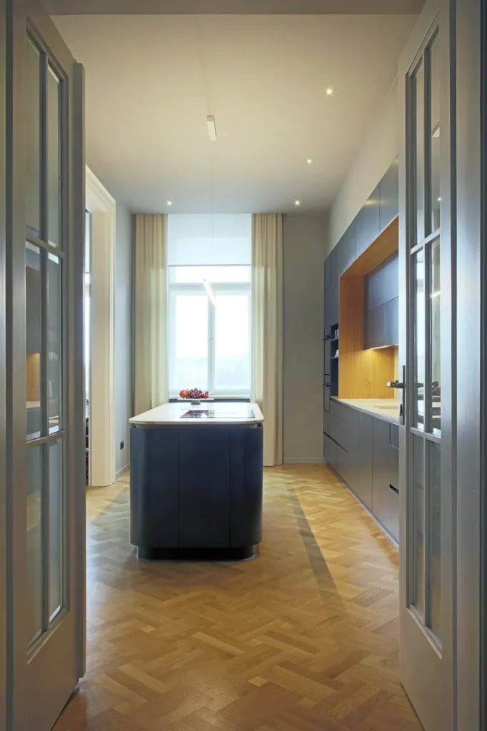 Luxusní černá kuchyně s ostrůvkem/ Design interiéru Praha Olina Puchalová