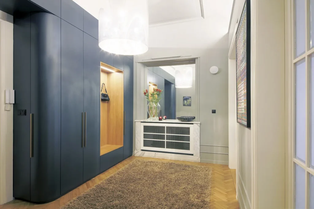 Velkorysá vstupní hala v historickém bytě po kompletní rekonstrukci/ Interiérový designer Praha Olina Puchalová