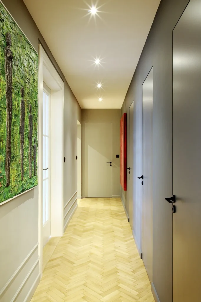 Dveře se skrytými zárubněmi v historickém bytě/ Interiérový designer Praha Olina Puchalová