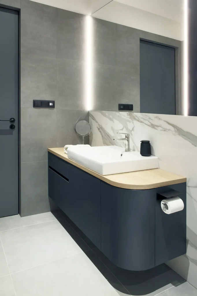 Mramorové velkoformaty v koupelně v historickém bytě/ Interiérový designer Praha Olina Puchalová