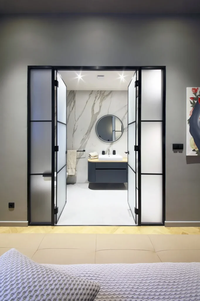 Skleněná příčka v interiéru/ Interiérový designer Praha a okolí Olina Puchalová