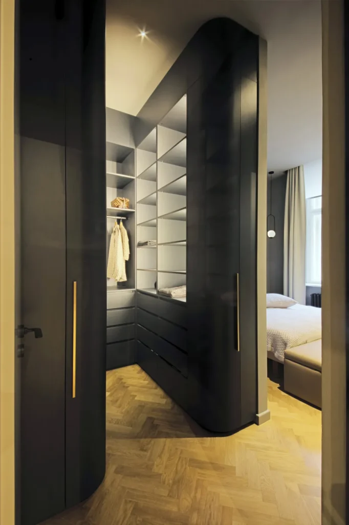 Moderní šatna v historickém bytě/ Design interiéru Praha Olina Puchalová