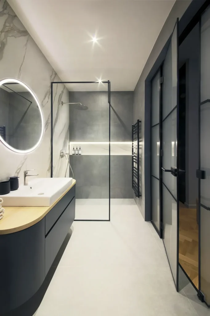 Luxusní koupelna s použitím obkladů v imitaci mramoru/ Design interiérů Olina Puchalová