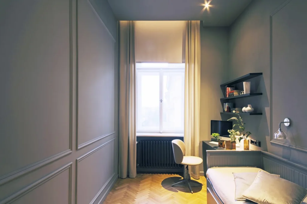 Nástěnné dekorativní lišty v interiéru historického bytu/ Interiérový designer Praha Olina Puchalová